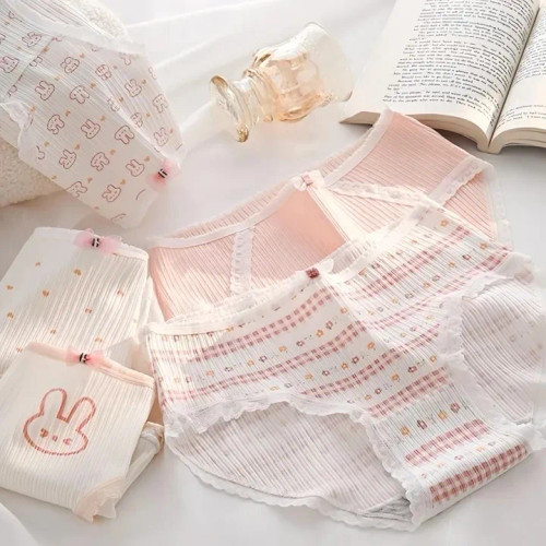 شورت زنانه کبریتی طرح عروسکی نخی لطیف و راحت سایز لارج