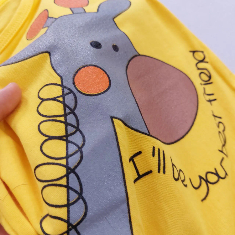 رامپر و کلاه نوزادی طرح زرافه جنس پنبه صد در صد سایز بندی 3 تا 12 ماه