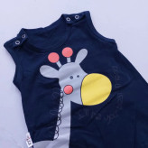 رامپر و کلاه نوزادی طرح زرافه جنس پنبه صد در صد سایز بندی 3 تا 12 ماه