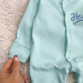 سرهمی کبریتی نوزادی Hello | پنبه کشسانی بالا | دستکش دار | سایز 3 تا 9 ماه