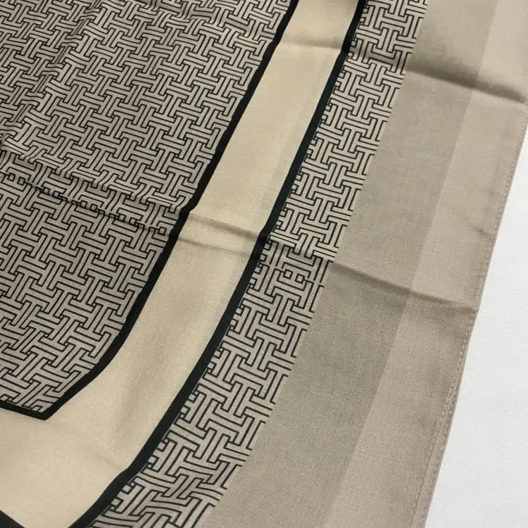 روسری طرح ارکیده سیتو نخ کاستوم سایز متوسط طوسی گلبهی بژ