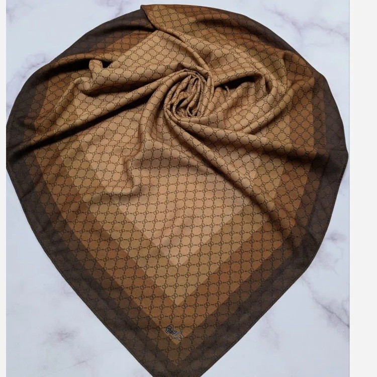 روسری نخی طرح گوچی حاشیه قهوه ای نسکافه ای متوسط چرخ دوز