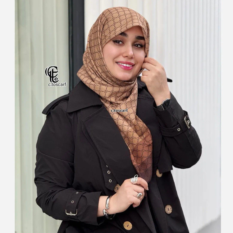 روسری نخی طرح گوچی حاشیه قهوه ای نسکافه ای متوسط چرخ دوز