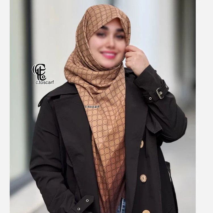 روسری نخی طرح گوچی حاشیه قهوه ای نسکافه ای متوسط چرخ دوز