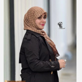 روسری نخی طرح گوچی حاشیه قهوه ای نسکافه ای متوسط چرخ دوز