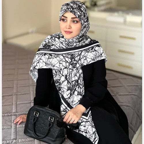 روسری ختن طرح شکیل زنانه مناسب ست با مانتو سفید و مشکی