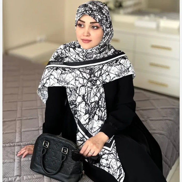 روسری ختن طرح شکیل زنانه مناسب ست با مانتو سفید و مشکی