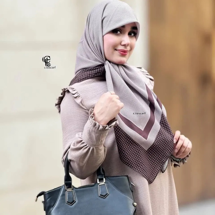 روسری نخی کاستوم سیتو طرح کاملیا سایز 140 کرم قهوهای سبز