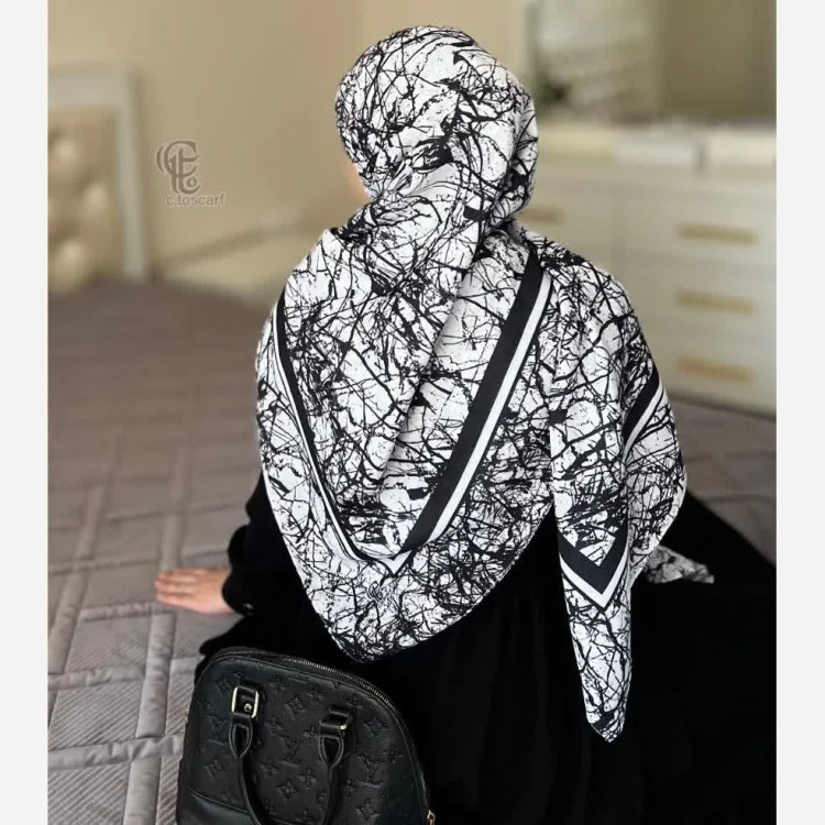 روسری ختن طرح شکیل زنانه مناسب ست با مانتو سفید و مشکی