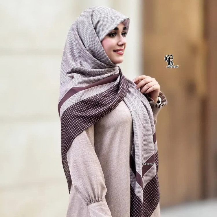 روسری نخی کاستوم سیتو طرح کاملیا سایز 140 کرم قهوهای سبز