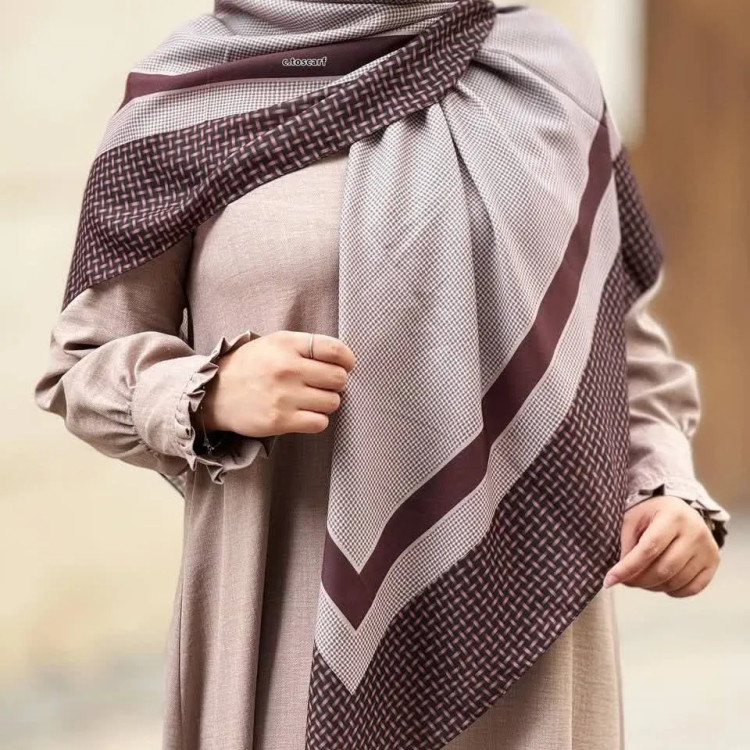 روسری نخی کاستوم سیتو طرح کاملیا سایز 140 کرم قهوهای سبز