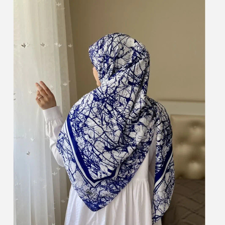 روسری ختن طرح شکیل زنانه مناسب ست با مانتو سفید و مشکی