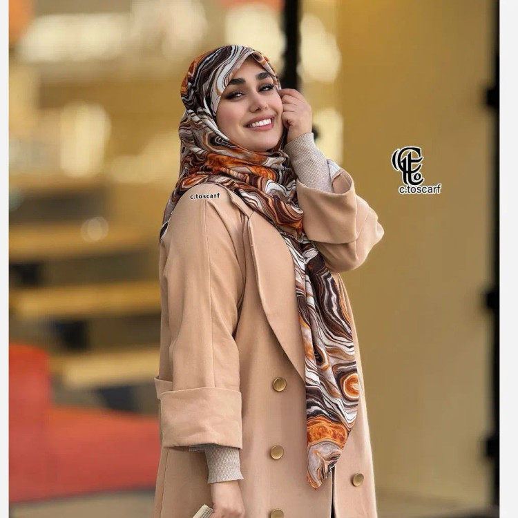 روسری مجلسی طرح عسل نخ کاستوم قواره 140 دور چرخ دوز کرم قهوه ای