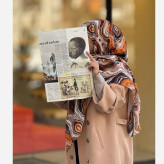 روسری مجلسی طرح عسل نخ کاستوم قواره 140 دور چرخ دوز کرم قهوه ای