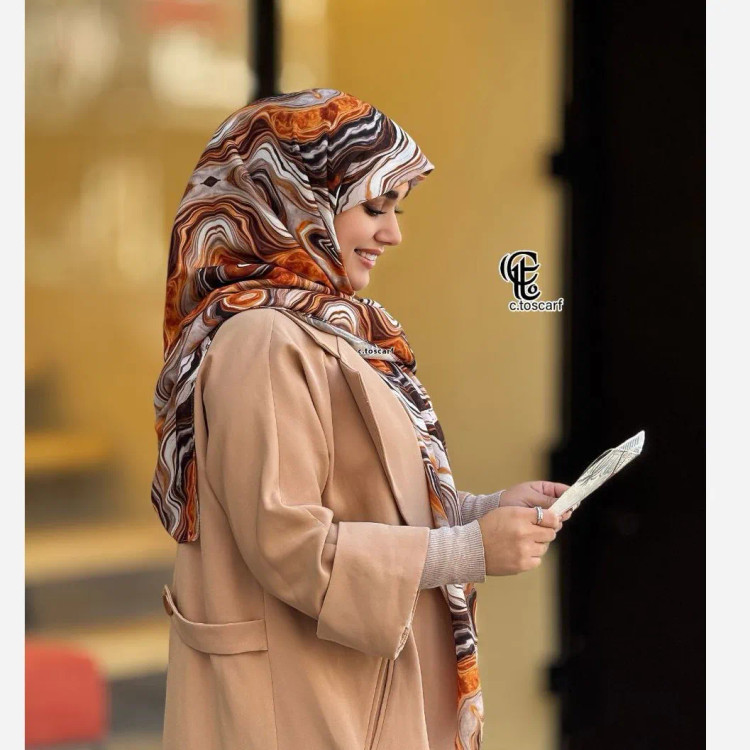 روسری مجلسی طرح عسل نخ کاستوم قواره 140 دور چرخ دوز کرم قهوه ای