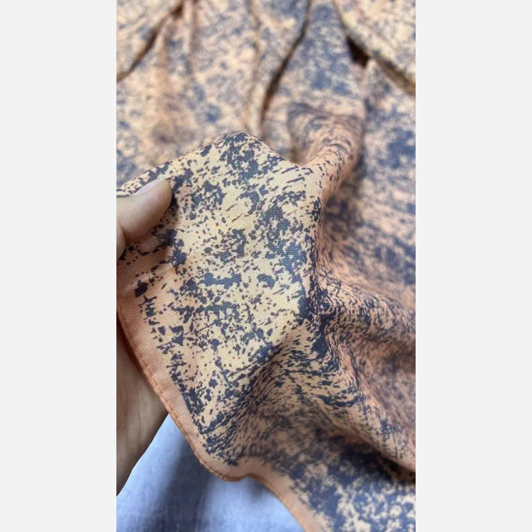 روسری طرح ساناز ساده و شیک، جنس نخ کاستوم سیتو، قواره بزرگ 140 سانتیمتر