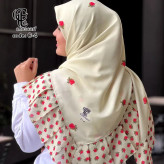 روسری مزونی طرح گل رز زمینه مشکی قواره 130 پلیسه دار جنس نخ کاستوم سیتو