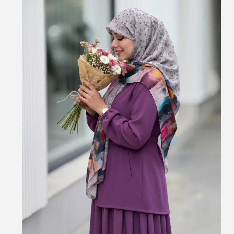 روسری طرح پارمیس زمینه طوسی نخی چرخ دوز 115 سانتی متر