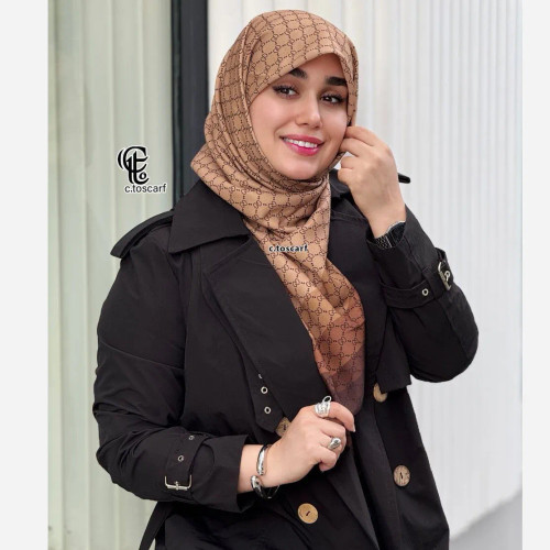 شال و روسری طرح گوچی نخی کاستوم سیتو زمینه نسکافهای با حاشیه قهوهای سایز بزرگ