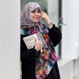 روسری طرح پارمیس زمینه طوسی نخی چرخ دوز 115 سانتی متر