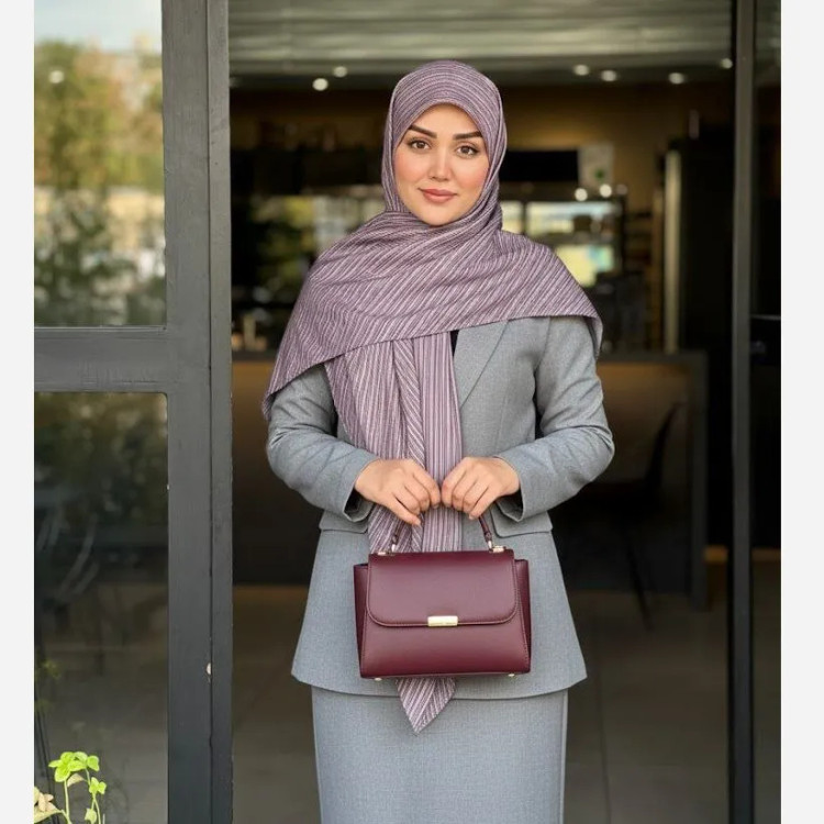 روسری طرح دیپلمات ریز سایز 140 جنس نخ کاستوم سیتو چرخ دوز