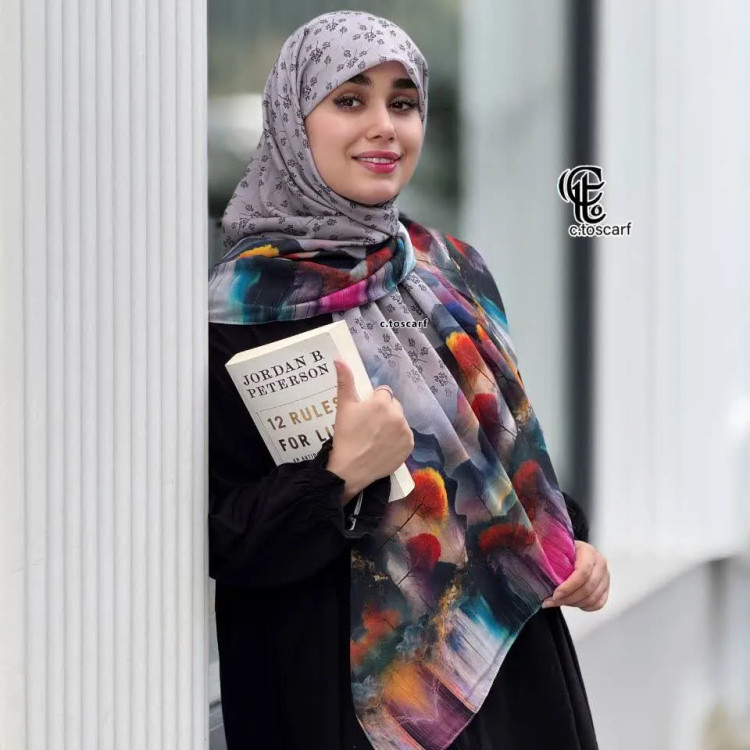 روسری طرح پارمیس زمینه طوسی نخی چرخ دوز 115 سانتی متر