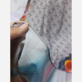 روسری طرح پارمیس زمینه طوسی نخی چرخ دوز 115 سانتی متر