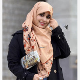 روسری زنانه طرح پانیذ حاشیه ظریف نسکافه ای جنس نخ کاستوم سیتو متوسط