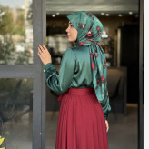 روسری طرح آذر با حاشیه زیبا و رنگبندی صورتی، قابل ست با لباسهای مختلف