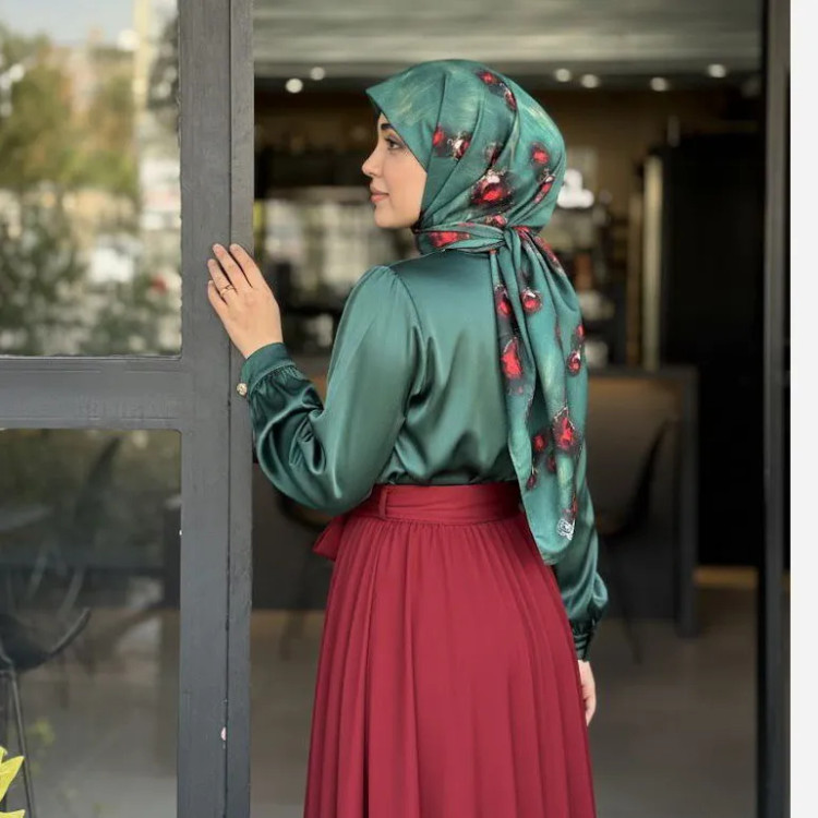 روسری طرح آذر با حاشیه زیبا و رنگبندی صورتی، قابل ست با لباسهای مختلف