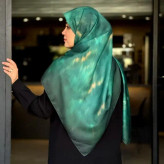 روسری طرح آذر با حاشیه زیبا و رنگبندی صورتی، قابل ست با لباسهای مختلف