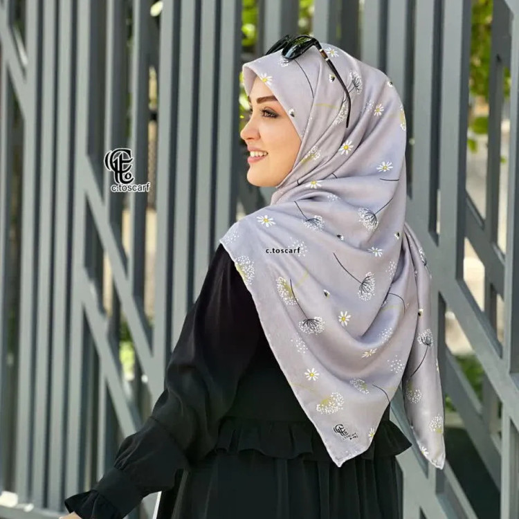 روسری طرح قاصدک زمینه طوسی قواره بزرگ 140 سانتیمتر جنس نخ کاستوم سیتو