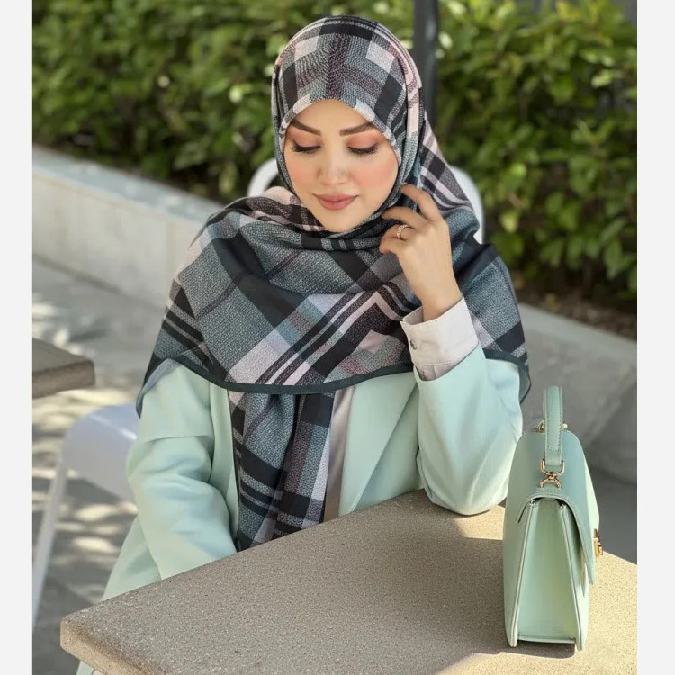 شال نخی چهارخونه طرح مونا قواره بزرگ 140 سانتیمتر چرخدوز لیز نیست