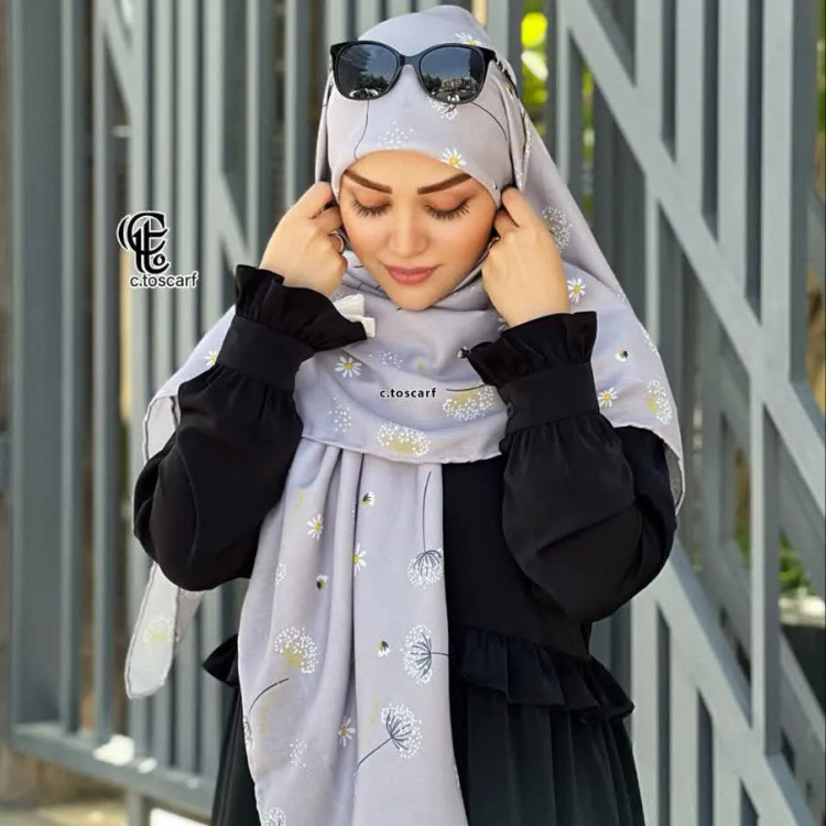 روسری طرح قاصدک زمینه طوسی قواره بزرگ 140 سانتیمتر جنس نخ کاستوم سیتو