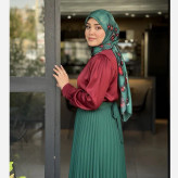 روسری طرح آذر با حاشیه زیبا و رنگبندی صورتی، قابل ست با لباسهای مختلف