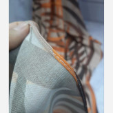 روسری زنانه طرحدار پاییزه و زمستانه، مناسب ست کردن با لباسهای پاییزی