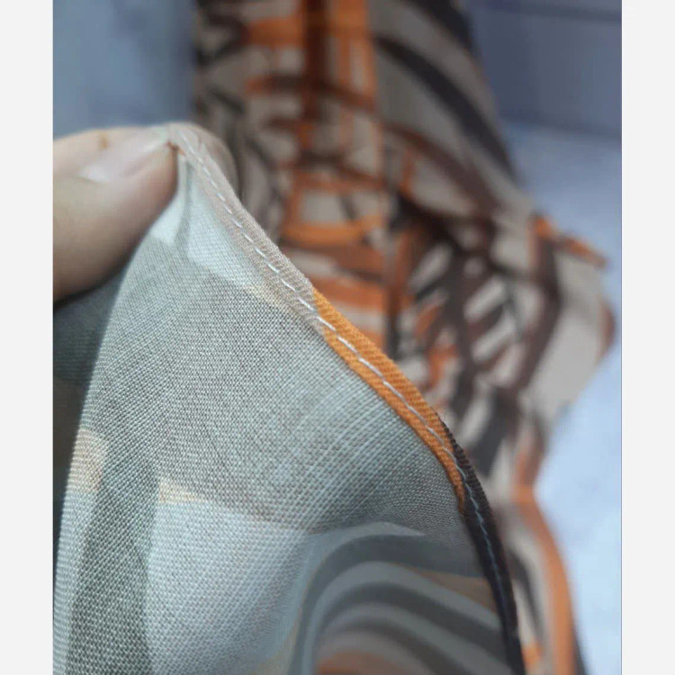 روسری زنانه طرحدار پاییزه و زمستانه، مناسب ست کردن با لباسهای پاییزی