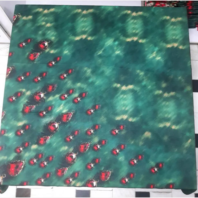 روسری طرح آذر با حاشیه زیبا و رنگبندی صورتی، قابل ست با لباسهای مختلف