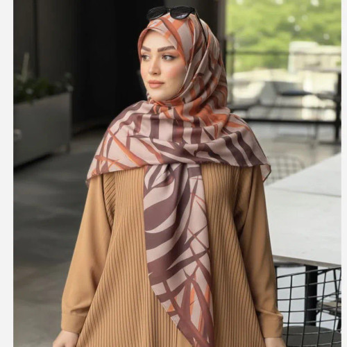 روسری زنانه طرحدار پاییزه و زمستانه، مناسب ست کردن با لباسهای پاییزی