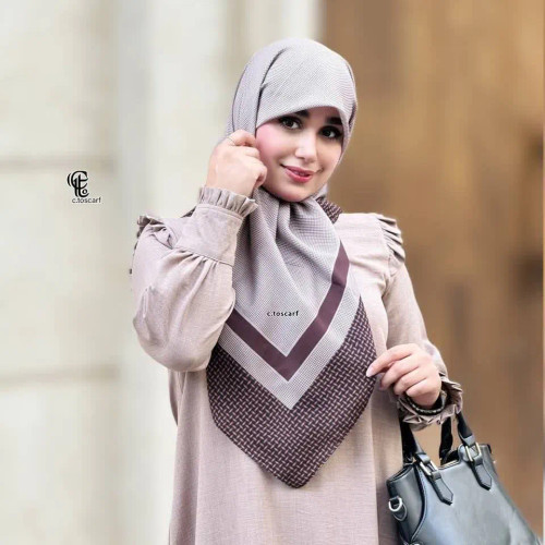 شال طرح کاملیا کرم قهوه ای سبز نخ کاستوم سیتو سایز 110