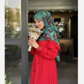 روسری طرح آذر با حاشیه زیبا و رنگبندی صورتی، قابل ست با لباسهای مختلف