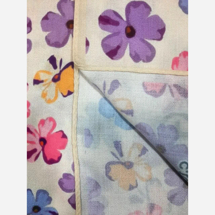 روسری طرح گل کاغذی کرم شیری قواره بزرگ 140 سانتیمتر جنس نخ کاستوم سیتو