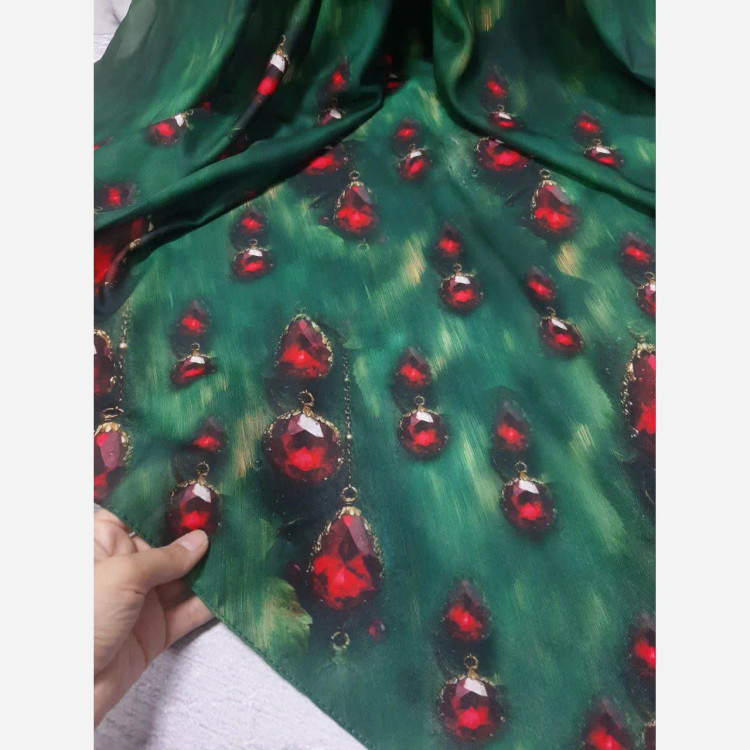 روسری طرح آذر با حاشیه زیبا و رنگبندی صورتی، قابل ست با لباسهای مختلف