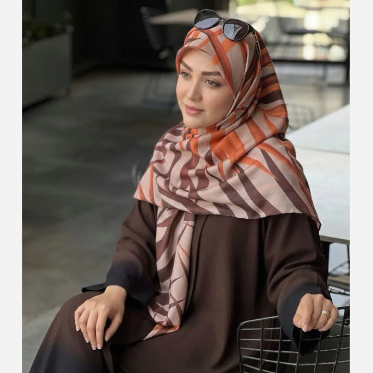 روسری زنانه طرحدار پاییزه و زمستانه، مناسب ست کردن با لباسهای پاییزی