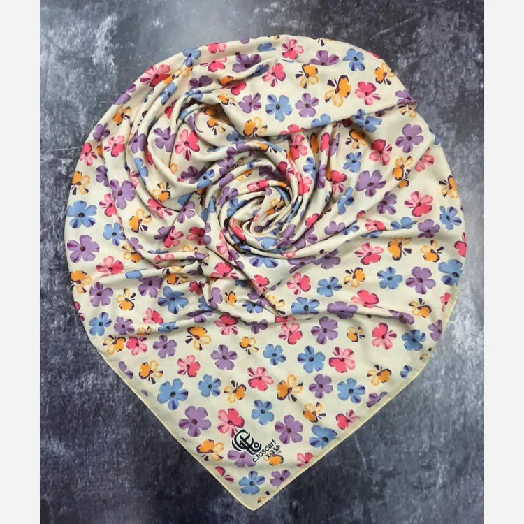 روسری طرح گل کاغذی کرم شیری قواره بزرگ 140 سانتیمتر جنس نخ کاستوم سیتو