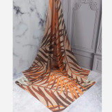 روسری زنانه طرحدار پاییزه و زمستانه، مناسب ست کردن با لباسهای پاییزی