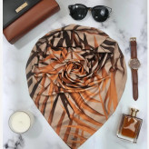 روسری زنانه طرحدار پاییزه و زمستانه، مناسب ست کردن با لباسهای پاییزی