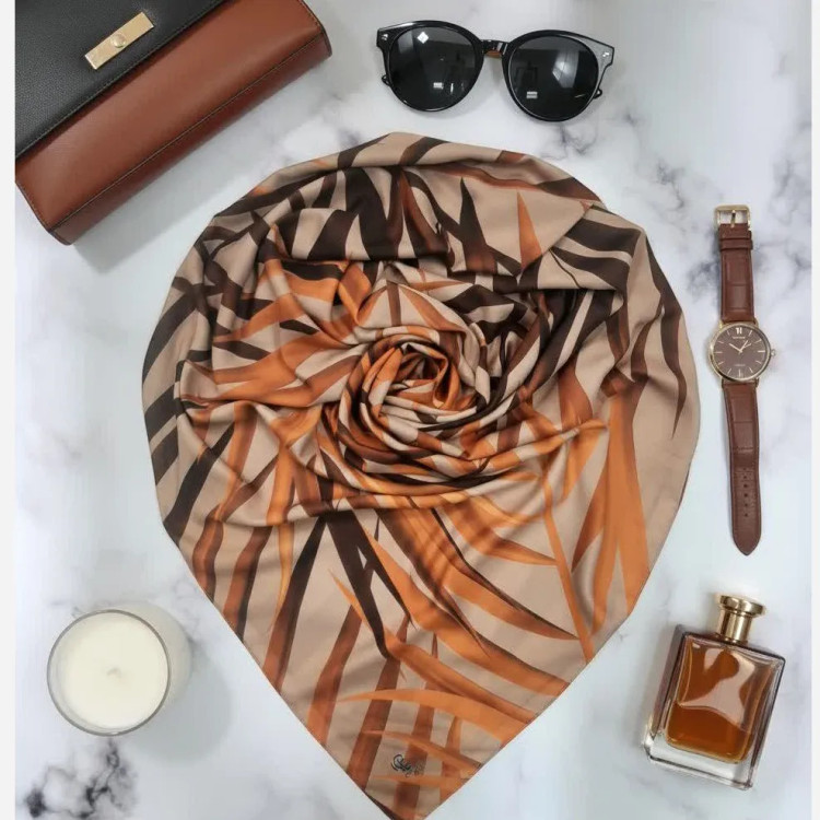 روسری زنانه طرحدار پاییزه و زمستانه، مناسب ست کردن با لباسهای پاییزی