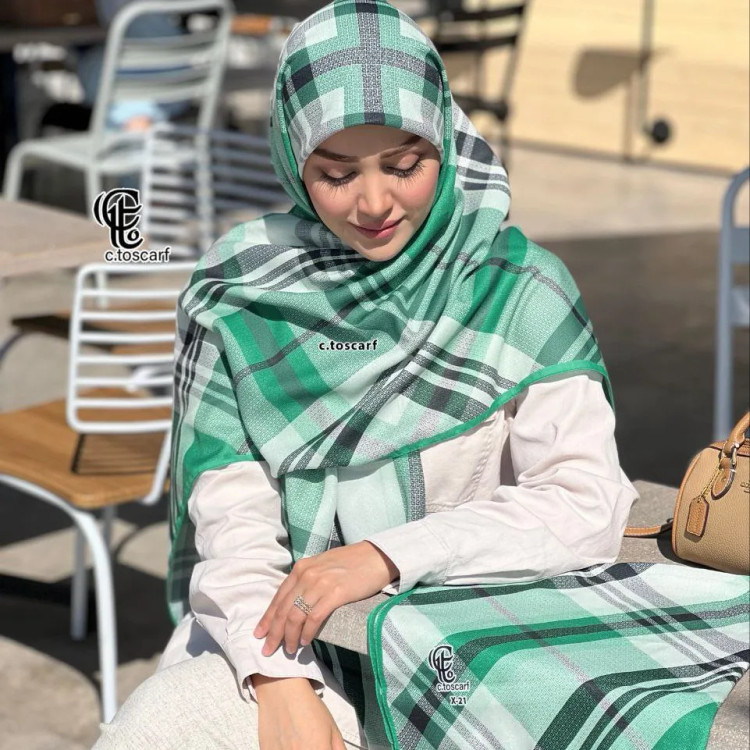 شال نخی چهارخونه طرح مونا قواره بزرگ 140 سانتیمتر چرخدوز لیز نیست