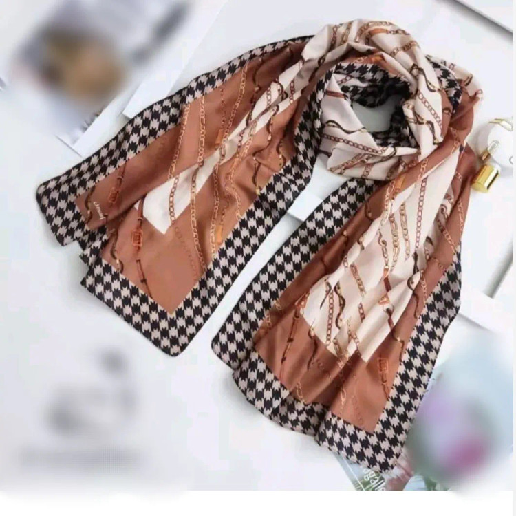 شال طرح تسمه ای نخی دور چرخ دوز قواره 70*200 سانتی متر اسپرت